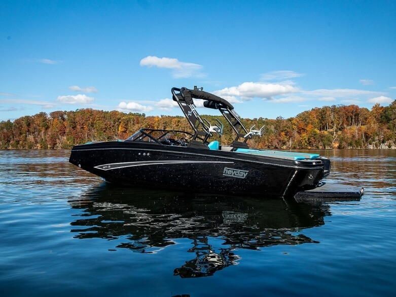 Heyday WT-2DC – komfortowa i funkcjonalna łódź dla ośrodków sportów wodnych i pasjonatów wakeboardingu